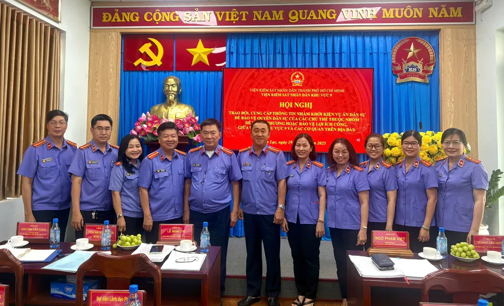 VKSND TP.HCM cùng đại diện các VKSND Khu vực tại TP.HCM chụp ảnh lưu niệm sau hội nghị. Ảnh: SONG MAI VKSND Khu vuc 9.jpg