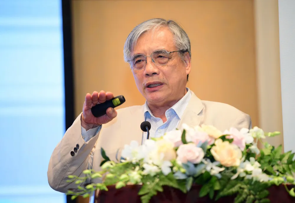 PGS.TS. Trần Đình Thiên, nguyên Viện trưởng Viện Kinh tế Việt Nam trình bày tham luận. Ảnh: Q.ĐỊNH hue-trai-tham-do-don-dai-bang-cong-nghiep-xanh2.jpg