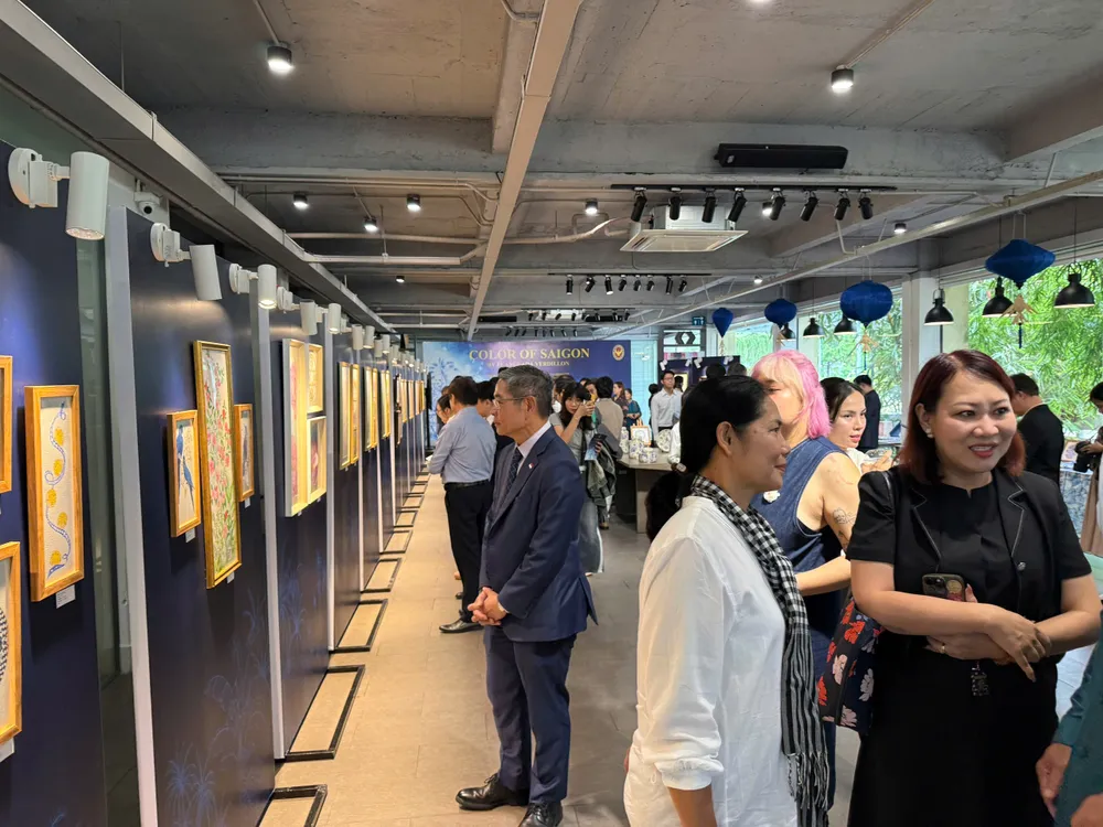 Du khách chiêm ngưỡng 33 tác phẩm của nữ họa sĩ Thái Lan. Ảnh: TT. sac-mau-sai-gon-3.jpg