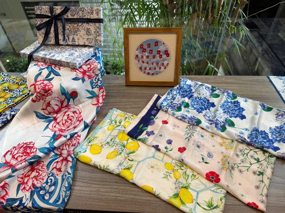 Họa tiết trái cây còn được họa sĩ in lên khăn tạo điểm nhấn độc đáo cho triển lãm “Sắc màu Sài Gòn”. Ảnh: TT. sac-mau-sai-gon-4.jpg