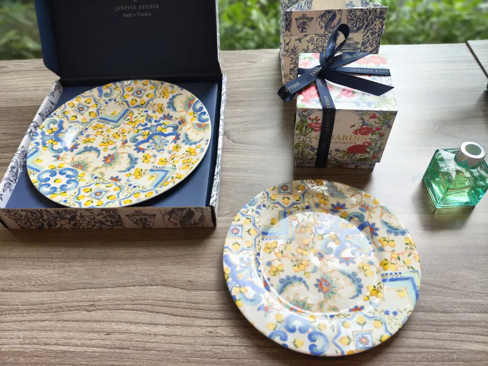 Triển lãm “Sắc màu Sài Gòn” gây ấn tượng với những họa tiết độc đáo in trên chén đĩa và nhiều vật dụng quen thuộc. Ảnh: TT. sac-mau-sai-gon-5.jpg