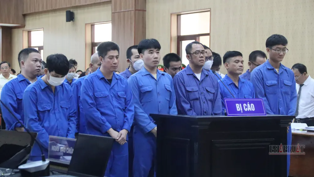 Các bị cáo tại tòa. Ảnh: TK Hoãn phiên tòa vụ làm giả giấy tờ 'biến' 25ha đất công thành đất công vì nhiều vấn đề chưa được làm rõ