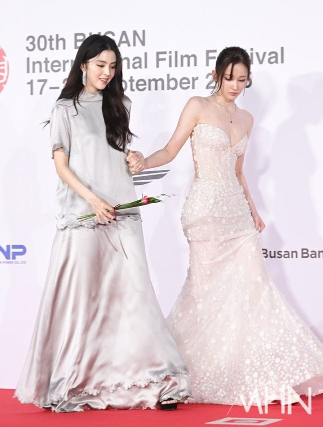 4 mỹ nhân "khó coi" nhất LHP Busan 2025: Lisa (BLACKPINK) vẫn xếp sau màn "hở bạo liệt" gây sốc của em gái quốc dân - Ảnh 11. 4 mỹ nhân "khó coi" nhất LHP Busan 2025: Lisa (BLACKPINK) vẫn xếp sau màn "hở bạo liệt" gây sốc của em gái quốc dân - Ảnh 11.