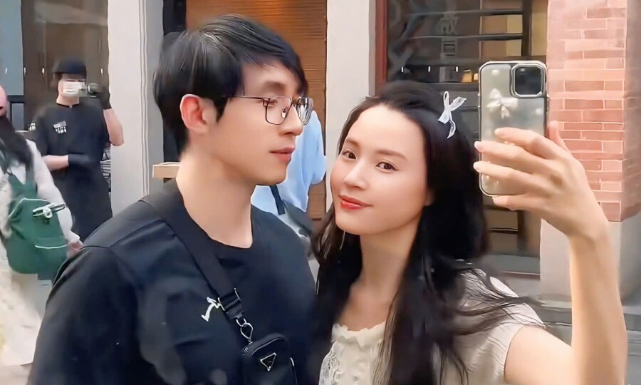 Minh Đạt luôn nhìn vợ với ánh mắt tình tứ.