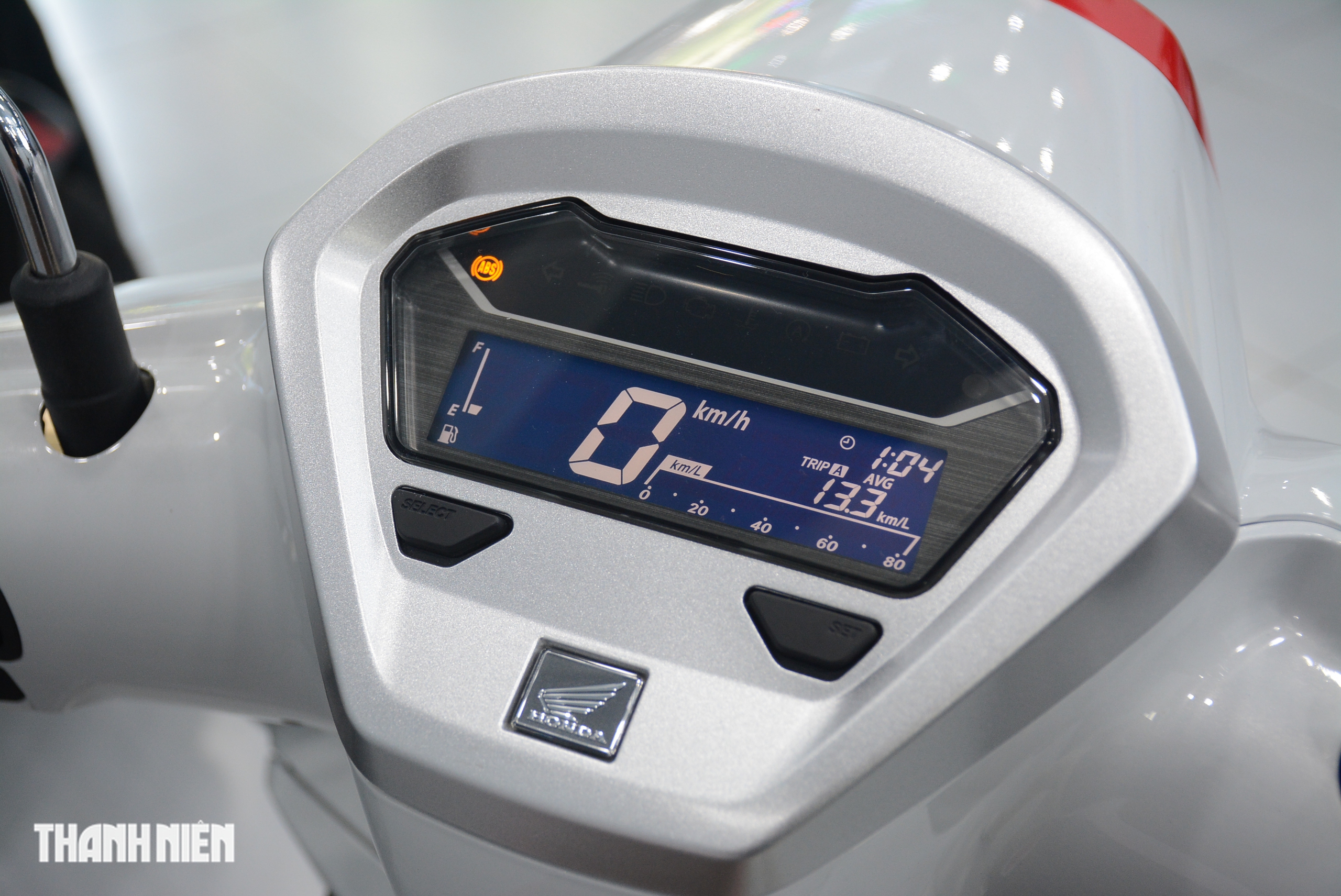 Những trang bị đang dần 'biến mất' trên các mẫu xe tay ga đời mới - Ảnh 4.