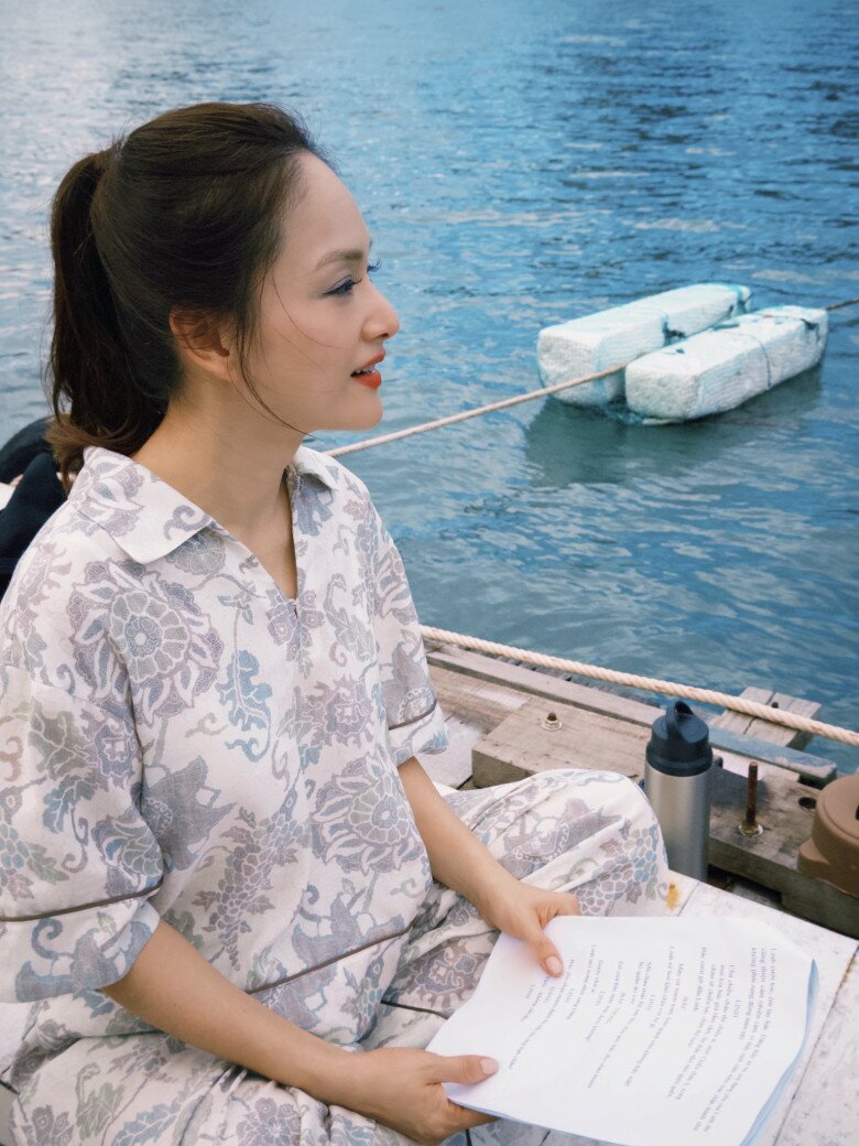 Hành động của Lan Phương ngay trước phiên tòa giành quyền nuôi con với chồng Tây, tự tin "đối đầu" với Phương Oanh 3 Hình ảnh Lan Phương đọc kịch bản chuẩn bị cho cảnh quay tại Quảng Ninh hôm 16 vừa qua.