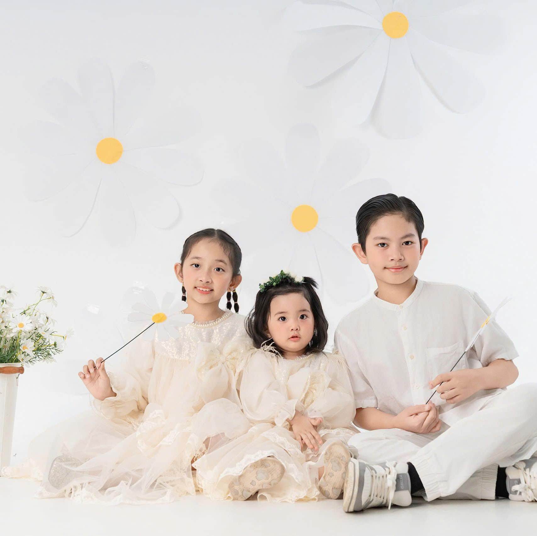 Sự thật đằng sau video Phan Hiển cùng dàn cúp vô địch, bảo sao bị Khánh Thi trêu "cái gì cũng có mỗi tội lùn" 6 Phan Hiển - Khánh Thi được khen khéo sinh vì có 3 con xinh xắn.