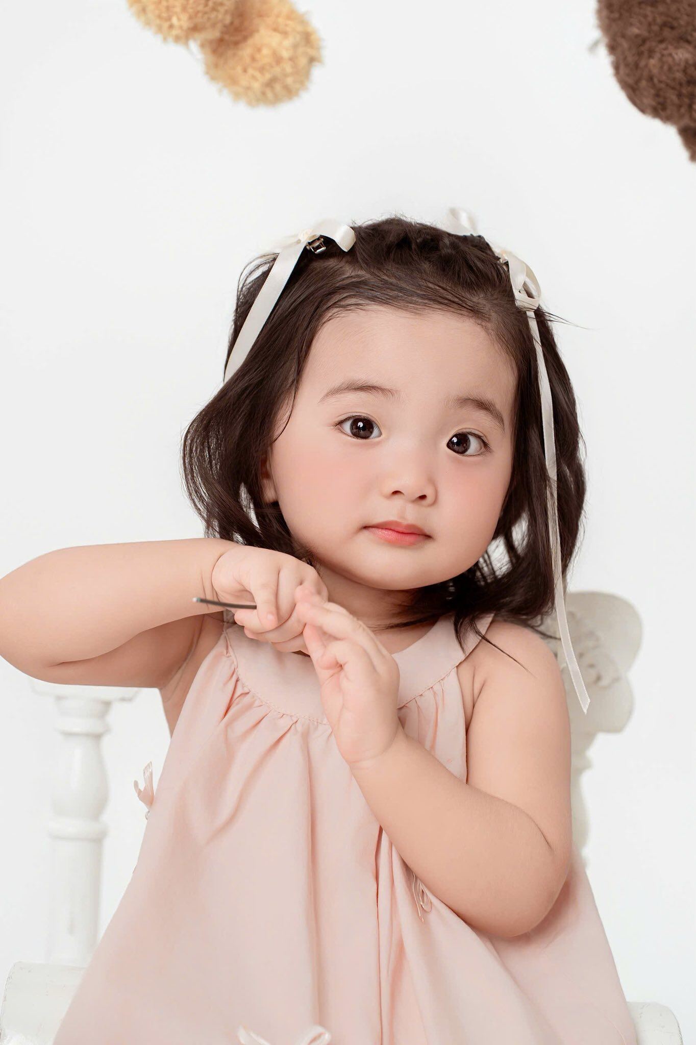 Sự thật đằng sau video Phan Hiển cùng dàn cúp vô địch, bảo sao bị Khánh Thi trêu "cái gì cũng có mỗi tội lùn" 10 Bé Lisa nhà Khánh Thi được khen xinh như búp bê.