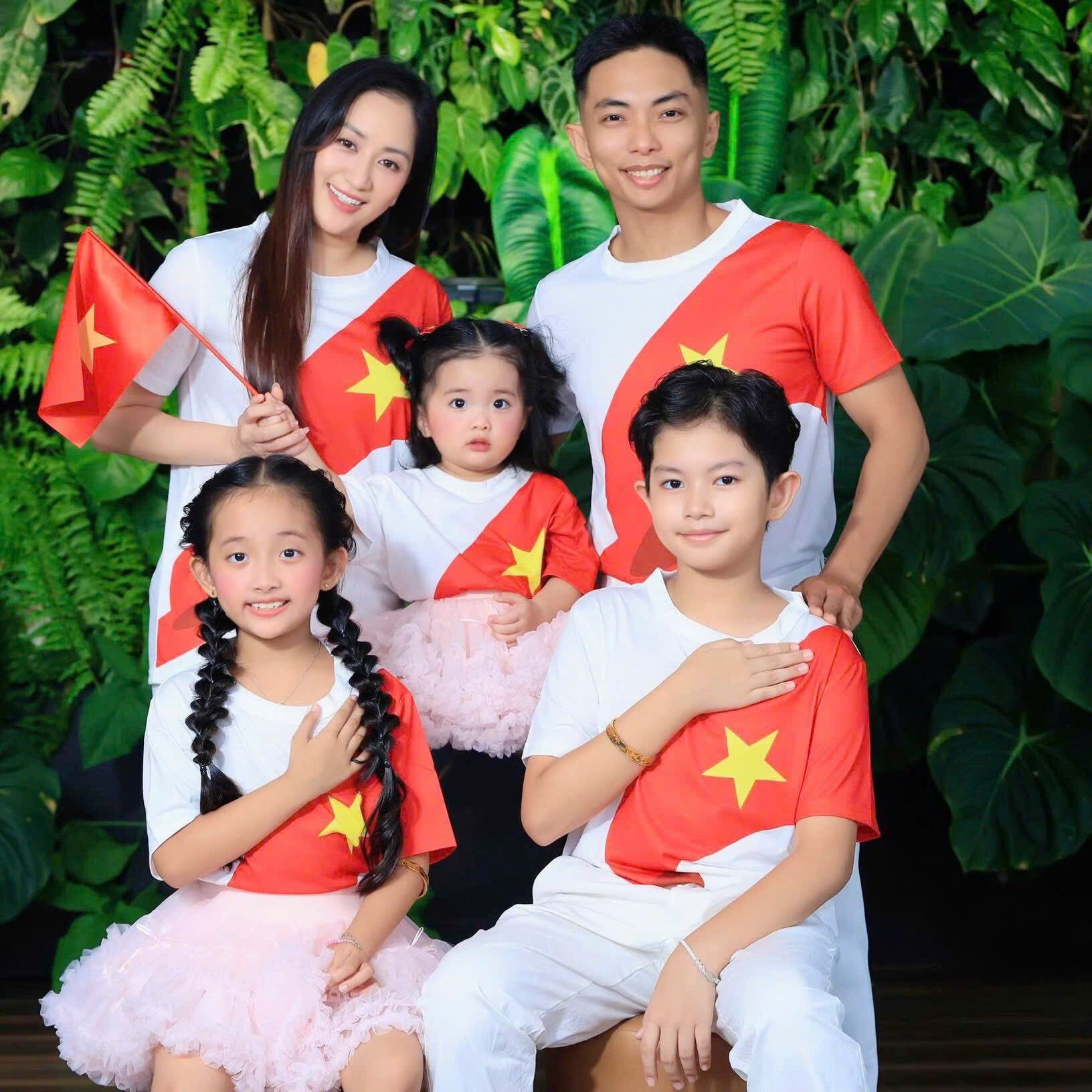 Sự thật đằng sau video Phan Hiển cùng dàn cúp vô địch, bảo sao bị Khánh Thi trêu "cái gì cũng có mỗi tội lùn" 11 Khánh Thi - Phan Hiển có tổ ấm viên mãn bên 3 con.