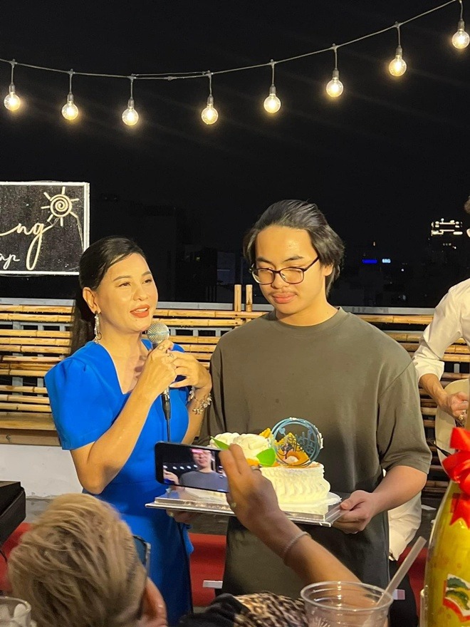 Bất ngờ với diện mạo của con trai "ông hoàng phòng vé" Thái Hoà, sở hữu chiều cao ấn tượng, visual cực hợp điện ảnh- Ảnh 7.