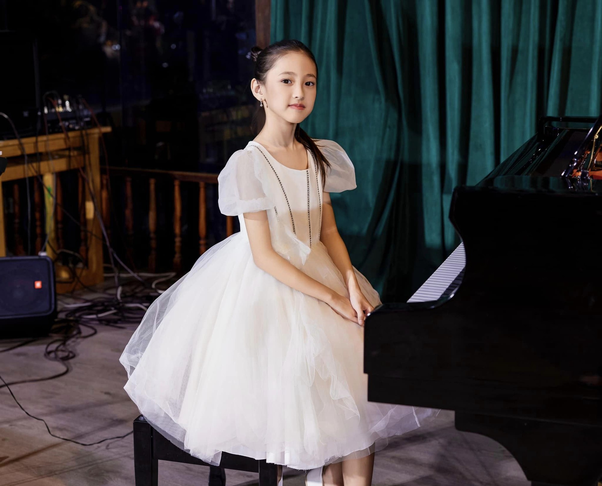 Ái nữ nhà Hà Kiều Anh: Xinh xắn chuẩn "tiểu Hoa hậu", sớm được rèn luyện ballet, piano và cưỡi ngựa- Ảnh 4.