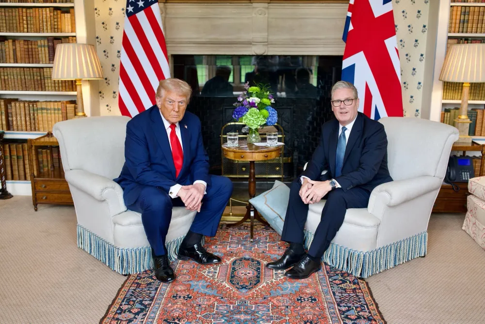 Thủ tướng Anh Keir Starmer (phải) và Tổng thống Mỹ Donald Trump (trái) tại dinh thự Chequers ngày 18-9. Ảnh: THE WHITE HOUSE G1IkOKIWgAE-5g3.jpg