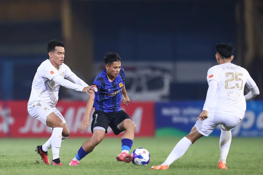 Cựu vương Hà Nội FC chật vật đi tìm chiến thắng đầu tiên ở mùa giải mới. Ảnh: CCT. duong-kim-vo-dich-giai-ma-hien-tuong-ninh-binh (2).jpg