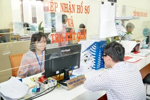 Ông Phạm Hồ Quốc An, Công ty CP Đầu tư Sài Gòn VRG, đang chờ cán bộ tại HEPZA hỗ trợ giải quyết thủ tục.