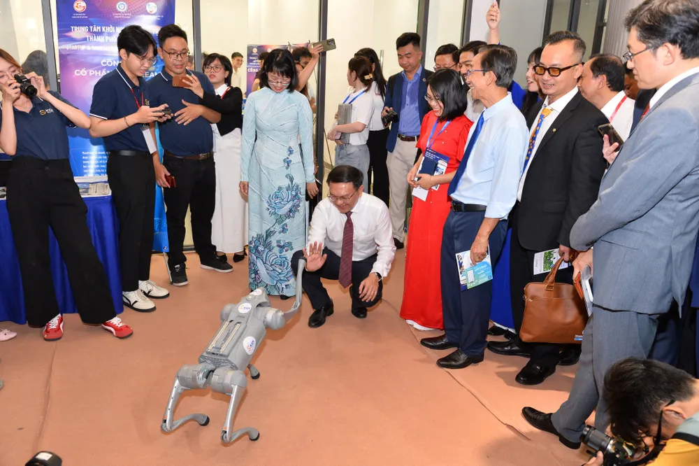 Phát triển hạ tầng dữ liệu và tính toán, kho dữ liệu mở sẽ là tài nguyên không thể thiếu để các startup và kỳ lân tiềm năng tạo ra sản phẩm đột phá. Ảnh: Tiểu Minh nghi-quyet-57-starup-cong-nghe1.jpg