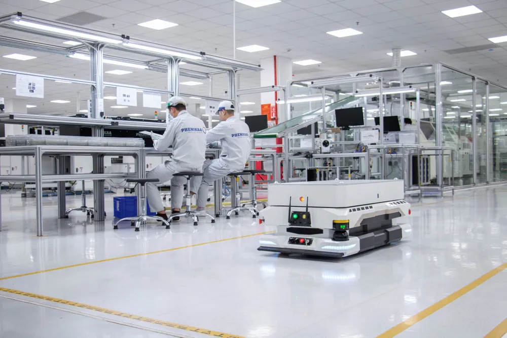 Để giữ chân nhân sự chất lượng cao, các "kỳ lân" cần xây dựng một môi trường làm việc hấp dẫn và cạnh tranh toàn cầu. robot-chuyen-hang.jpg