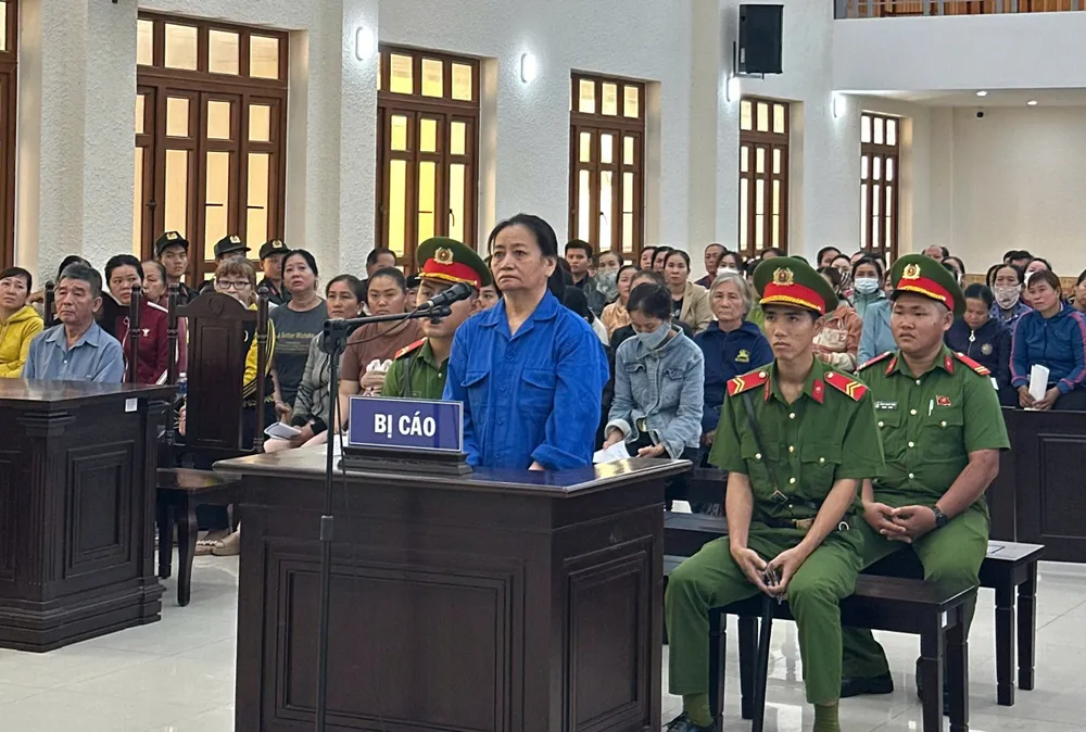 Bà Lê Thị Lại được xem là có biệt tài đếm tiền bằng tay nhanh như máy. duong-day-hue-hui (2).jpg