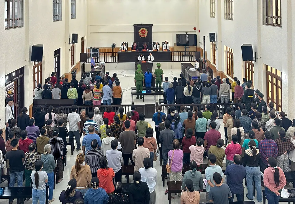 Nhiều người nghe tòa tuyên án. duong-day-hue-hui.jpg