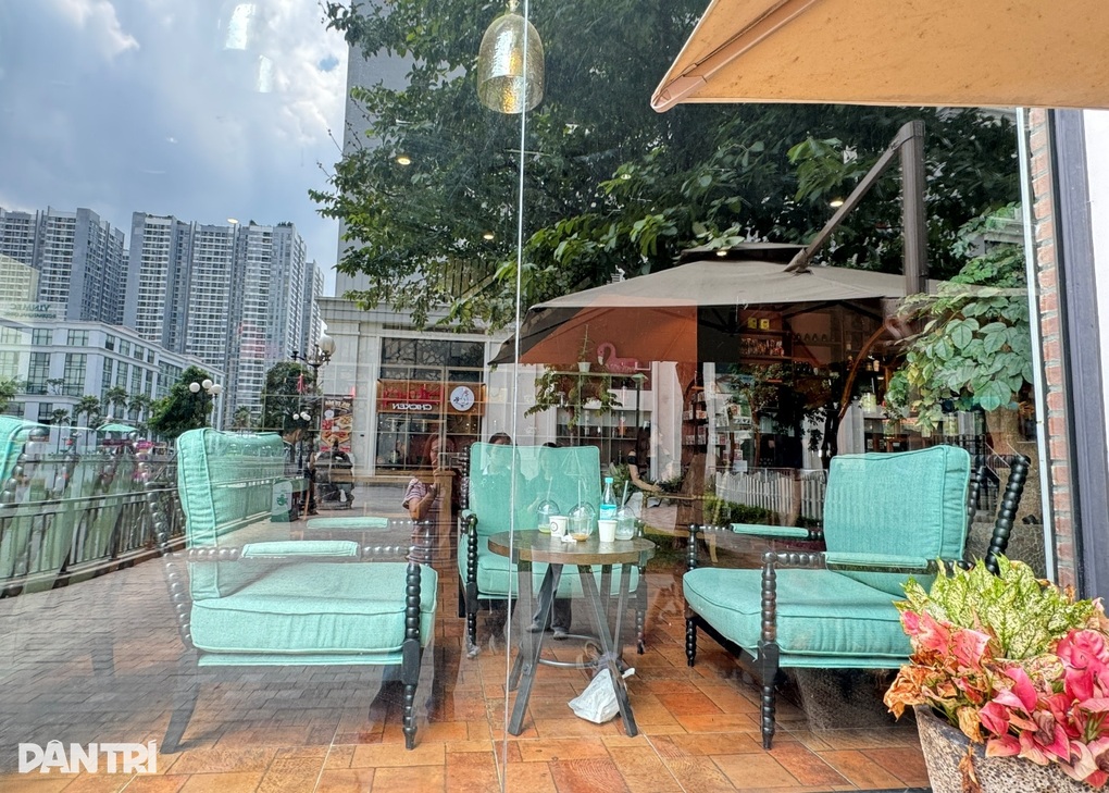 Quán cà phê xảy ra vụ tổng tài bỗng đông bất ngờ, khách xếp hàng dài - 3 Quán cà phê xảy ra vụ tổng tài bỗng đông bất ngờ, khách xếp hàng dài - 3