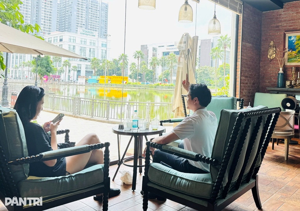 Quán cà phê xảy ra vụ tổng tài bỗng đông bất ngờ, khách xếp hàng dài - 4 Quán cà phê xảy ra vụ tổng tài bỗng đông bất ngờ, khách xếp hàng dài - 4