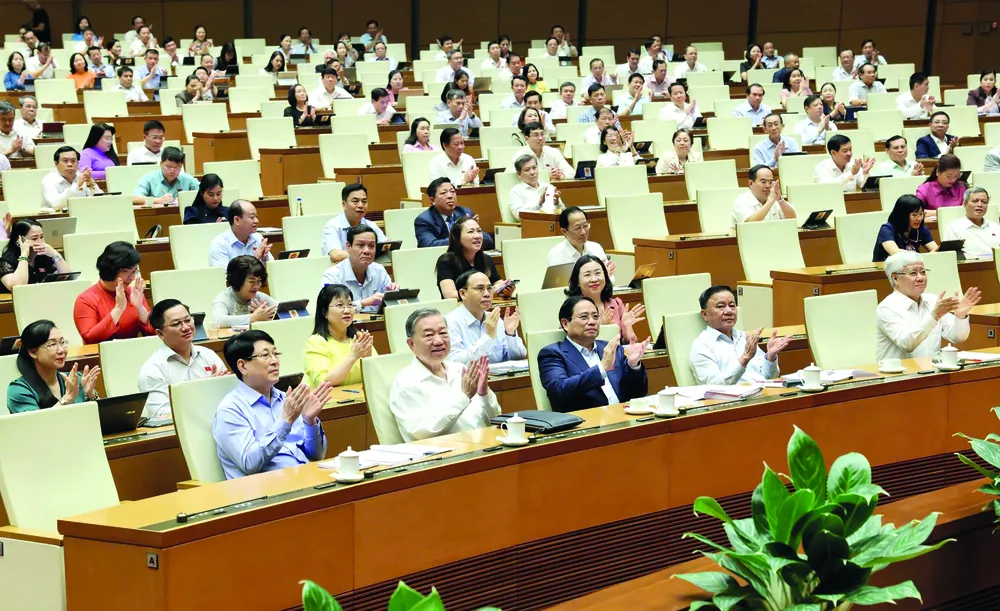 Sáng 16-6, với 470/470 đại biểu có mặt tán thành, Quốc hội khóa XV đã thông qua Nghị quyết sửa đổi, bổ sung một số điều của Hiến pháp năm 2013. Ảnh: Quochoi.vn 08-09 XayDungNhaNuoc-anh chinh bai 1.jpg