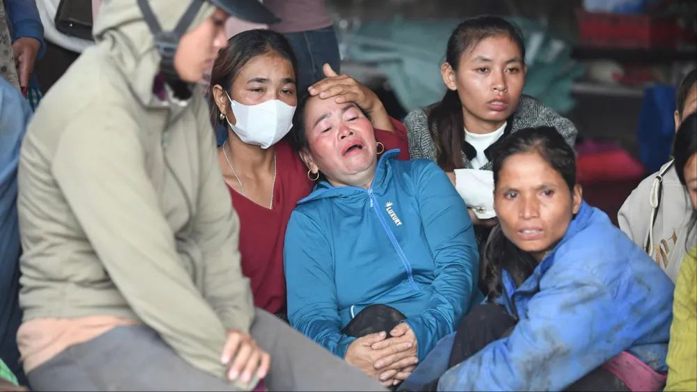 Nhiều thân nhân các nạn nhân có mặt tại hiện trường vào trưa ngày 17-9. vu-xe-tai-lao-vao-cho-o-lao-bao-noi-dau-tot-cung-va-loi-canh-bao-tu-diem-nong-giao-thong (2).jpg