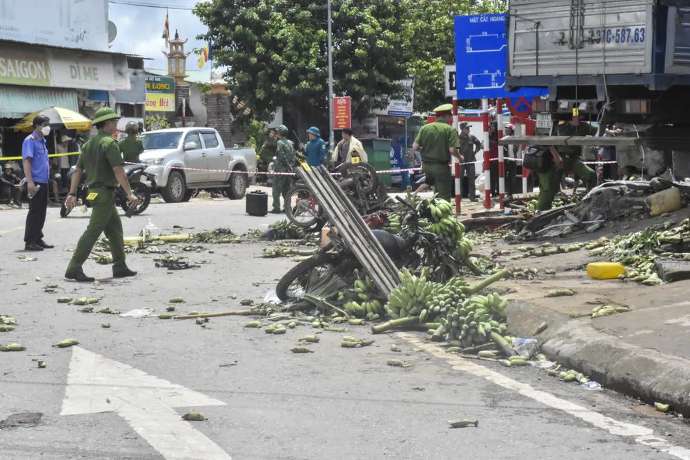 Hiện trường vụ tai nạn. Ảnh: N.DO tai-nan-o-xe-tai-lam-nhieu-nguoi-thuong-vong-1.jpg