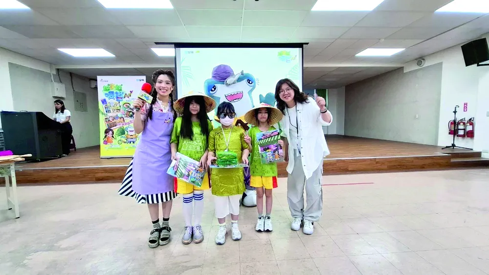 Chị Thu Hằng tại lớp học tiếng Việt ở Đài Loan. Ảnh: NVCC p38-so dac biet-Dai Loan 2.jpg