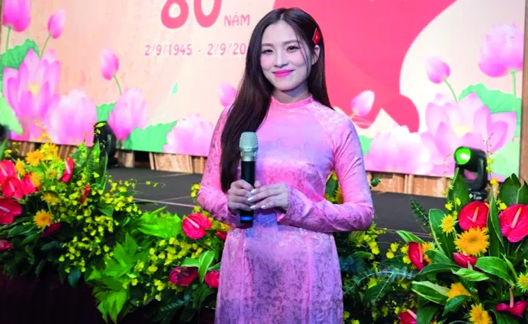 Chị Thu Hằng làm MC cho buổi tiệc kỷ niệm 80 năm Quốc khánh VN do Văn phòng Kinh tế - Văn hóa VN tại Đài Bắc tổ chức. Ảnh: NVCC p38-so dac biet-Dai Loan.jpg