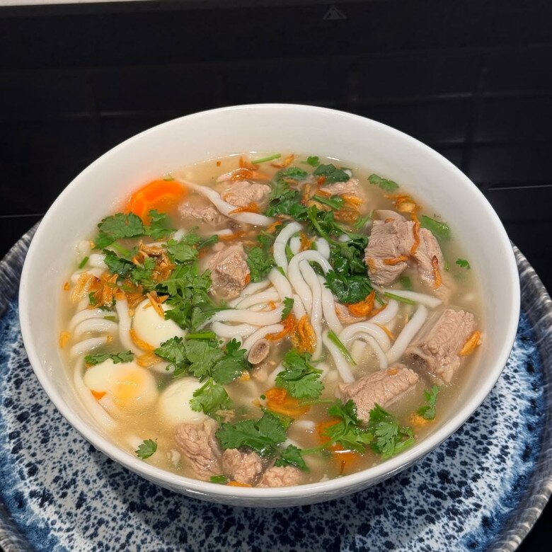 Một phiên bản khác của bánh canh do Hà Tăng nấu với nước dùng trong veo từ xương hầm, sườn non, trứng cút, hành phi và rau mùi. Tô bánh canh chuẩn vị nhà làm, vừa giản dị vừa ngon miệng.