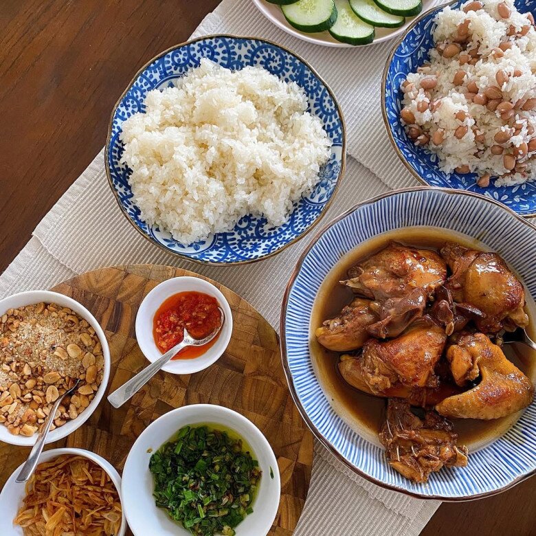 Hủ tiếu bò viên, bánh tằm bì, xôi gà rô ti và xôi đậu phộng... Với sự khéo léo và giản dị, Tăng Thanh Hà một lần nữa khiến người hâm mộ trầm trồ không chỉ bởi hình ảnh người phụ nữ gia đình mẫu mực mà còn là một đầu bếp đầy tâm huyết.