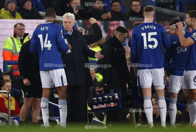 HLV David Moyes cùng các học trò không ngại thử thách đối đầu nhà đương kim vô địch Liverpool. Ảnh: EPA. HLV David Moyes