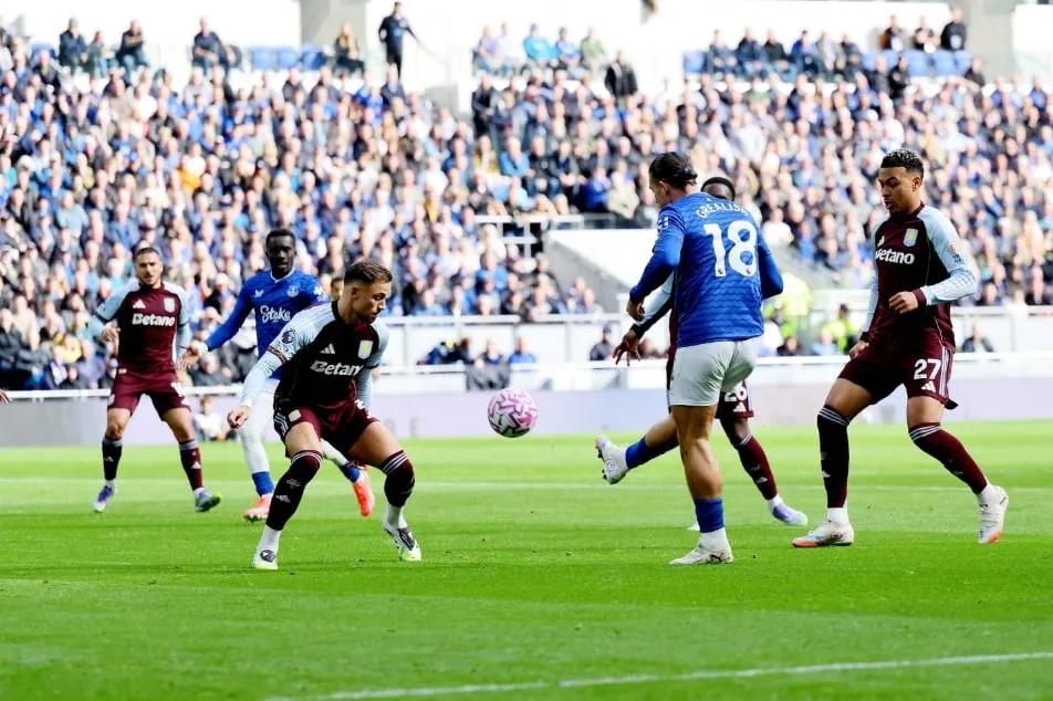 Everton đang hưng phấn nhờ vào sự tỏa sáng của tiền đạo Jack Grealish. Ảnh: EPL premier-league-liverpool.jpg
