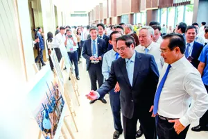 Thủ tướng Phạm Minh Chính cùng các lãnh đạo Chính phủ, TP.HCM xem các thiết kế mô phỏng về Trung tâm tài chính quốc tế Việt Nam. Ảnh: NGUYỆT NHI