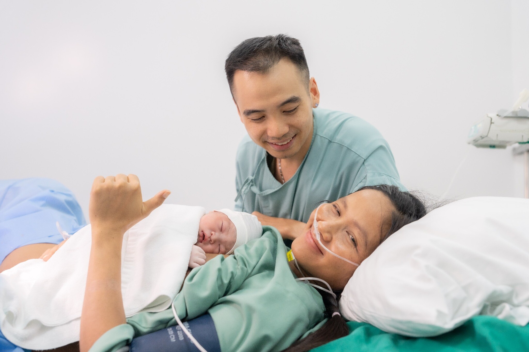 Hoa hậu H'Hen Niê sinh con đầu lòng: Chồng nhiếp ảnh gia khóc khi vợ "vượt cạn", em bé chào đời trông cực yêu 4 Vợ chồng HHen Niê vỡ òa hạnh phúc khi con gái chào đời thành công.