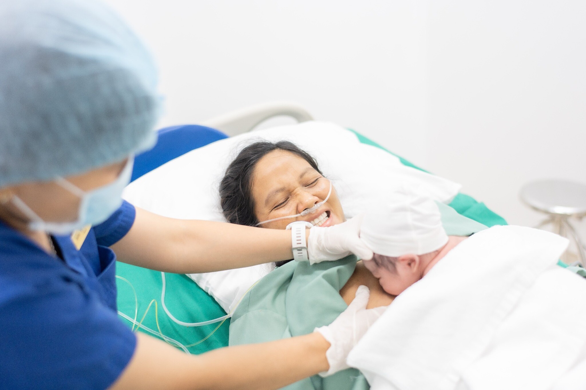 Hoa hậu H'Hen Niê sinh con đầu lòng: Chồng nhiếp ảnh gia khóc khi vợ "vượt cạn", em bé chào đời trông cực yêu 5 Khoảnh khắc nàng hậu lần đầu cho con ti sữa.