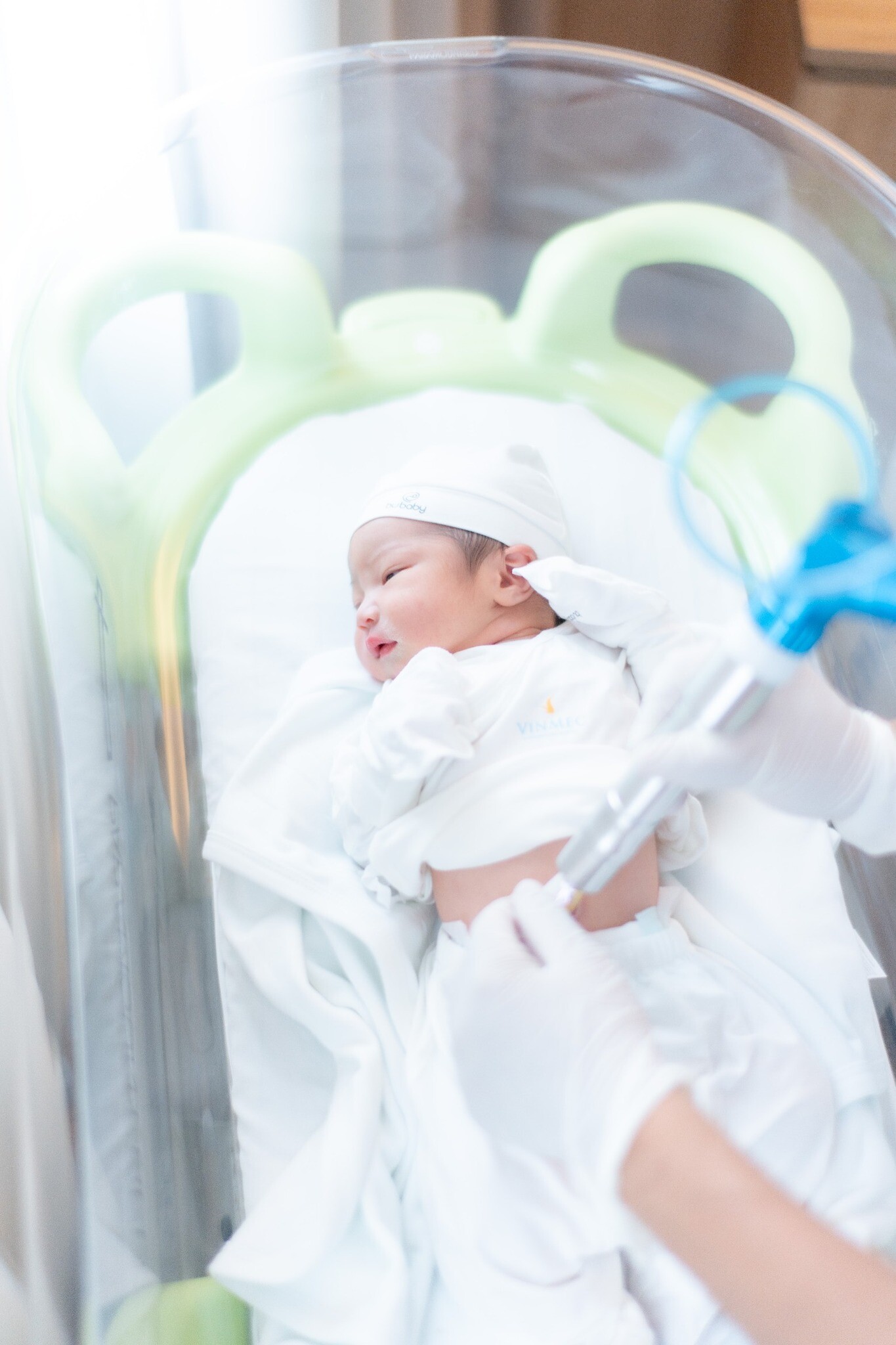 Hoa hậu H'Hen Niê sinh con đầu lòng: Chồng nhiếp ảnh gia khóc khi vợ "vượt cạn", em bé chào đời trông cực yêu 6 Ái nữ HHen Niê trông bụ bẫm với làn da trắng sữa.