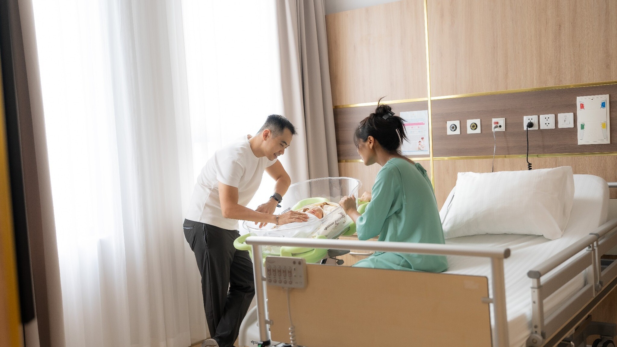 Hoa hậu H'Hen Niê sinh con đầu lòng: Chồng nhiếp ảnh gia khóc khi vợ "vượt cạn", em bé chào đời trông cực yêu 7 Chồng HHen Niê cảm ơn vợ và nói con gái là món quà quý giá nhất trên đời.