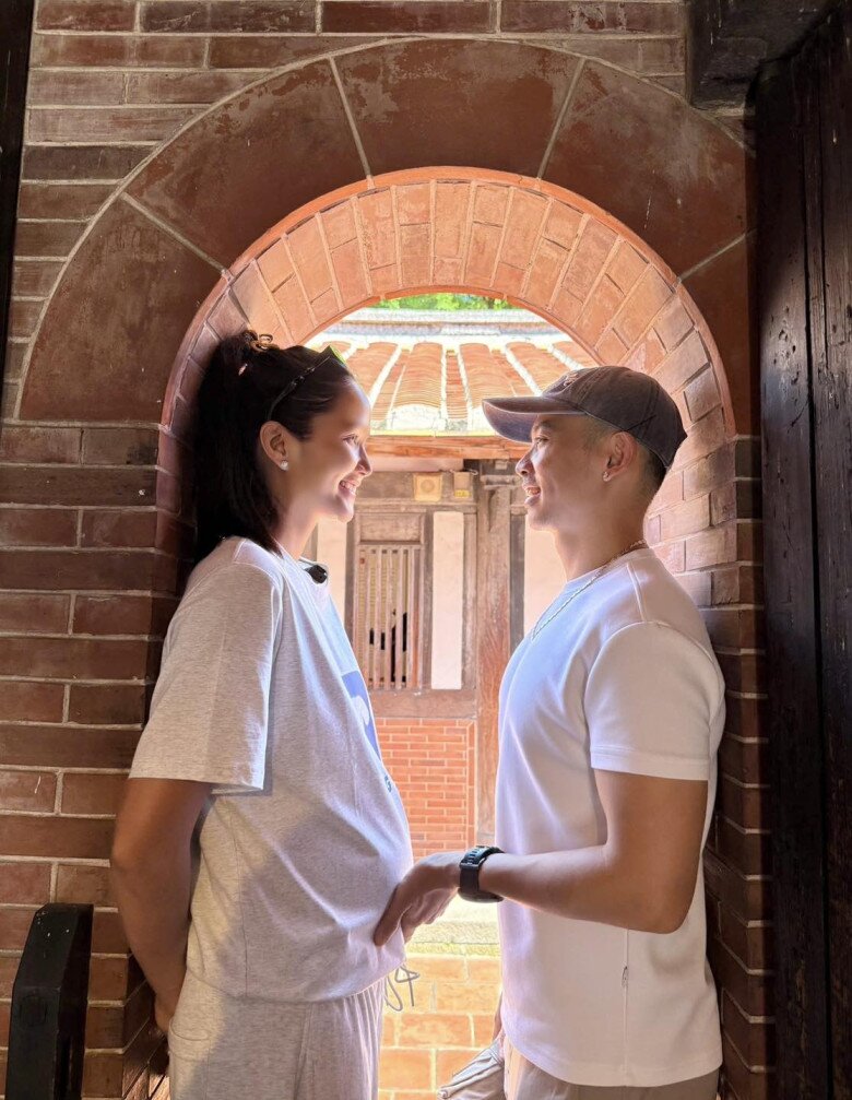 Hoa hậu H'Hen Niê sinh con đầu lòng: Chồng nhiếp ảnh gia khóc khi vợ "vượt cạn", em bé chào đời trông cực yêu 14 Chồng HHen Niê háo hức khi chuẩn bị làm bố.