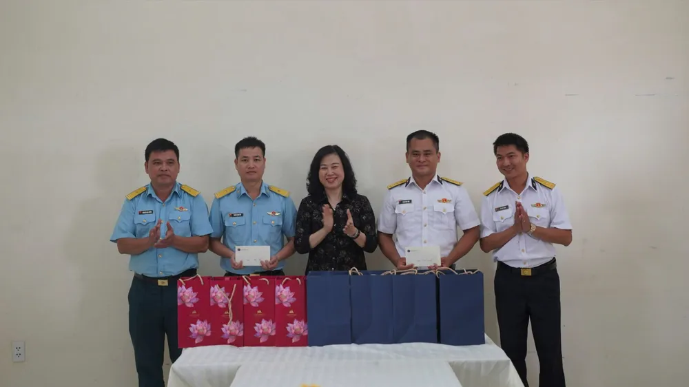 Bộ trưởng Bộ Y tế Đào Hồng Lan tặng quà cho các đơn vị Trạm Ra đa 32 và Trạm Ra đa 590. Ảnh: MC Bộ trưởng Bộ Y tế và Phó Bí thư Thành ủy Nguyễn Phước Lộc thăm, tặng quà lực lượng vũ trang tại Côn Đảo