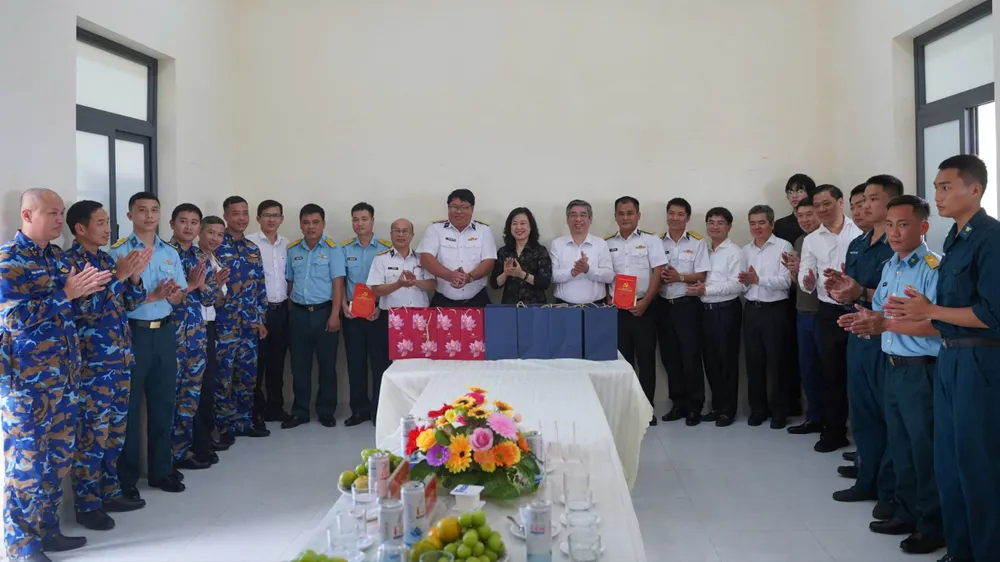 Bộ trưởng Bộ Y tế Đào Hồng Lan và Phó Bí thư Thành ủy TP.HCM Nguyễn Phước Lộc chụp hình lưu niệm chung với cán bộ, chiến sỹ hai đơn vị đoàn đến thăm. Ảnh: MC Bo-truong-Bo-Y-Te-h4.jpg