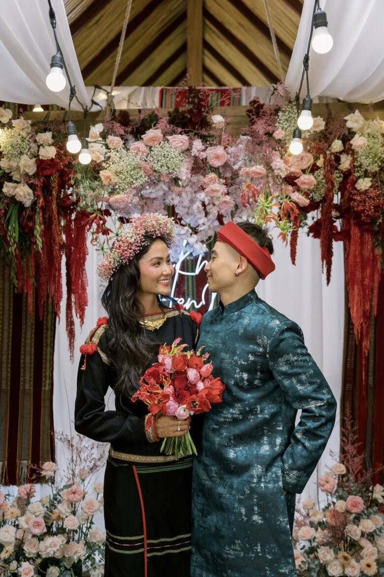 Hoa hậu H'Hen Niê sinh con đầu lòng: Chồng nhiếp ảnh gia khóc khi vợ "vượt cạn", em bé chào đời trông cực yêu - Ảnh 14. Hoa hậu H'Hen Niê sinh con đầu lòng: Chồng nhiếp ảnh gia khóc khi vợ "vượt cạn", em bé chào đời trông cực yêu - Ảnh 14.