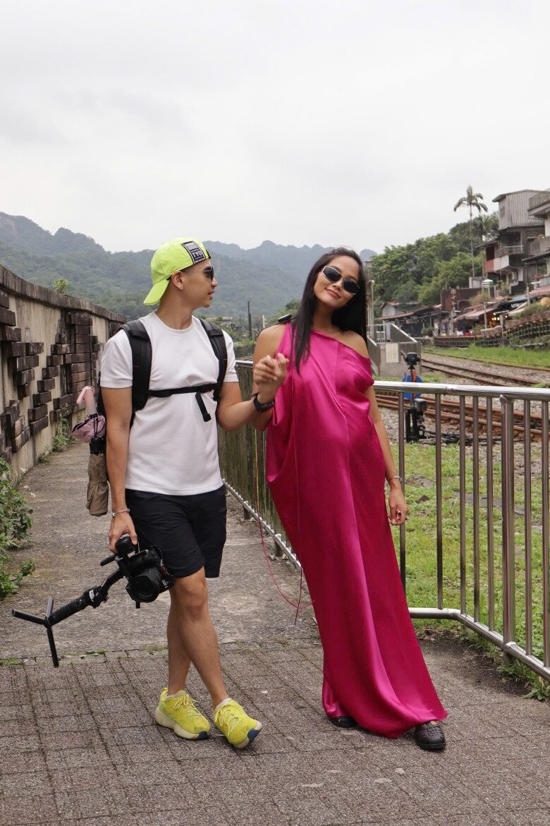 Hoa hậu H'Hen Niê sinh con đầu lòng: Chồng nhiếp ảnh gia khóc khi vợ "vượt cạn", em bé chào đời trông cực yêu - Ảnh 15. Hoa hậu H'Hen Niê sinh con đầu lòng: Chồng nhiếp ảnh gia khóc khi vợ "vượt cạn", em bé chào đời trông cực yêu - Ảnh 15.