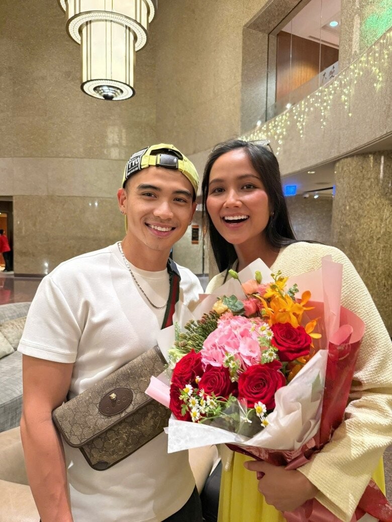 Hoa hậu H'Hen Niê sinh con đầu lòng: Chồng nhiếp ảnh gia khóc khi vợ "vượt cạn", em bé chào đời trông cực yêu - Ảnh 16. Hoa hậu H'Hen Niê sinh con đầu lòng: Chồng nhiếp ảnh gia khóc khi vợ "vượt cạn", em bé chào đời trông cực yêu - Ảnh 16.