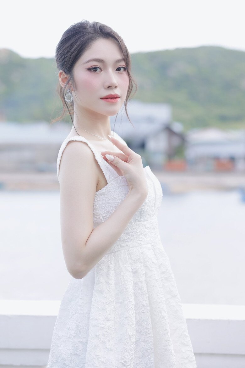 Cô gái 2K2 vừa đăng quang Hoa hậu Đại dương Việt Nam: Biết nói 4 thứ tiếng, nhan sắc đời thường gây chú ý 4 Hoa hậu Thanh Thảo sở hữu vẻ ngoài trong trẻo, xinh đẹp cùng thành tích học tập tốt.