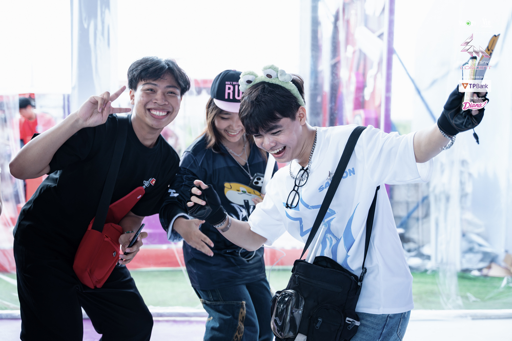 Và tất nhiên là không quên “quẩy” hết mình theo những điệu nhạc sôi động.
Và tất nhiên là không quên “quẩy” hết mình theo những điệu nhạc sôi động.