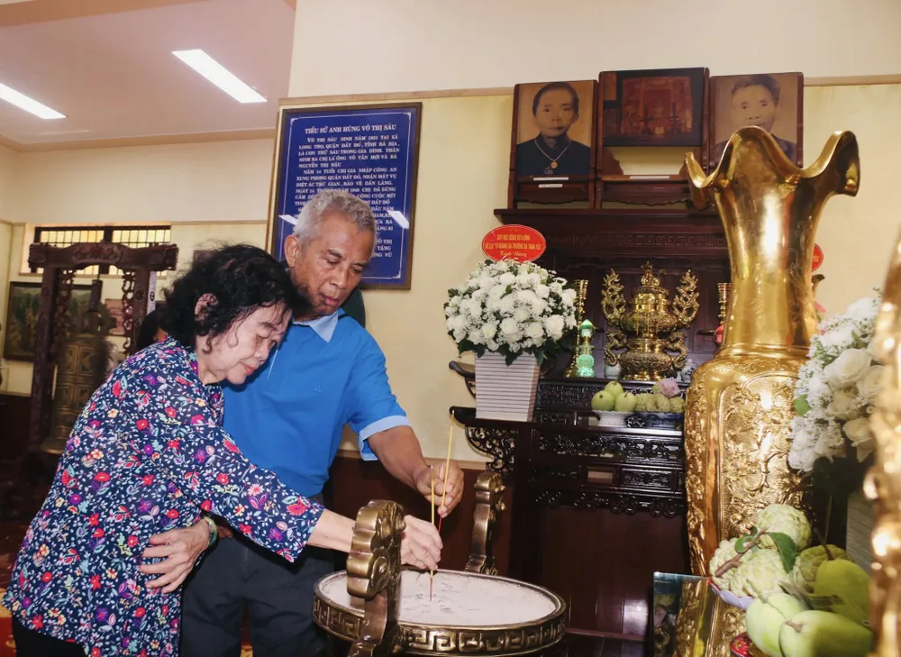 Bà Trương Mỹ Hoa, nguyên Phó Chủ tịch nước, Chủ tịch Quỹ học bổng Vừ A Dính, Chủ nhiệm CLB Vì Hoàng Sa - Trường Sa thân yêu cùng ông Đặng Ngọc Tùng, nguyên Chủ tịch Tổng Liên đoàn Lao động Việt Nam thắp hương tại Đền thờ nữ anh hùng liệt sĩ Võ Thị Sáu. Ảnh: NGUYỄN THẮM clb vì hoàng sa - trường sa thân yêu