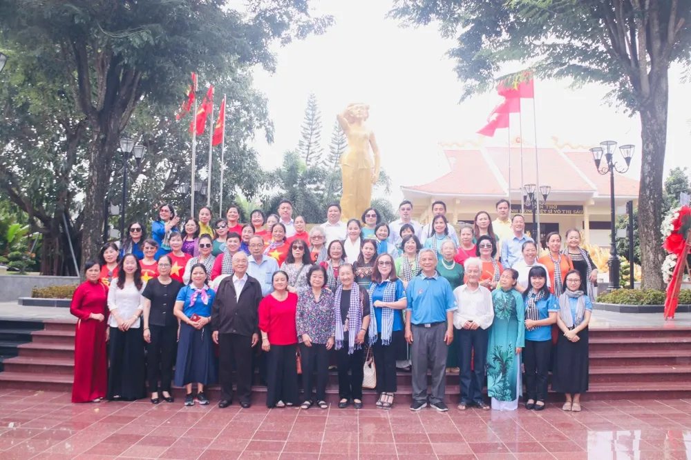 Đoàn đại biểu chụp ảnh lưu niệm trước tượng đài Anh hùng liệt sĩ Võ Thị Sáu. Ảnh: NGUYỄN THẮM CLB VI HS-TS THAN YEU.jpg