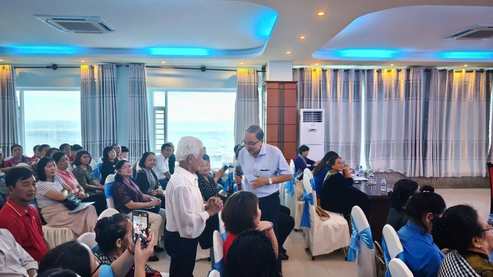 CLB VI HS-TS THAN YEU - trung tuong phan van di.jpg