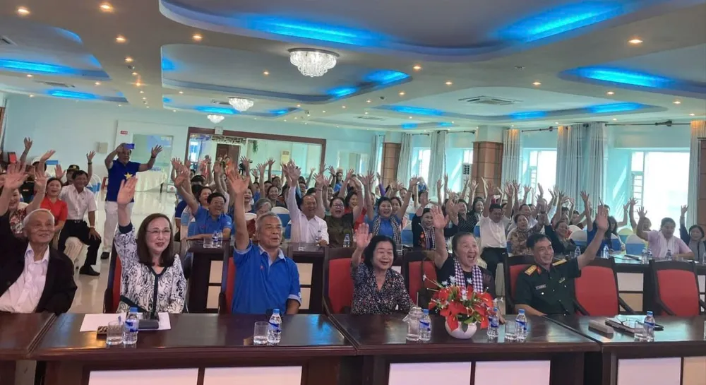 Các đại biểu hào hứng tham gia buổi nói chuyện thời sự tình hình biển Đông và thế giới qua sự trình bày của Trung tướng Phan Văn Dĩ. Ảnh: THANH TRANG CLB VI HS-TS THAN YEU - trung tuong phan van di 1.jpg